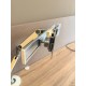 tweedehands - gebruikt - refurbished Humanscale M8 design monitorarm met crossbar voor 2 monitoren wit gepolijst bolt trough bladbevestiging Monitorarmen