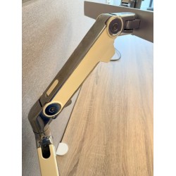 Humanscale M8 design monitorarm met crossbar voor 2 monitoren wit gepolijst bolt trough bladbevestiging