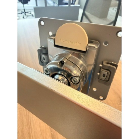 tweedehands - gebruikt - refurbished Humanscale M8 design monitorarm met crossbar voor 2 monitoren wit gepolijst bolt trough bladbevestiging Monitorarmen