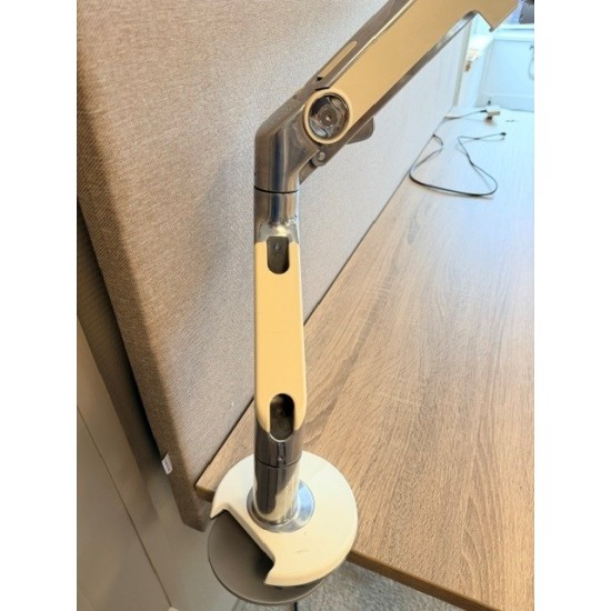 tweedehands - gebruikt - refurbished Humanscale M8 design monitorarm met crossbar voor 2 monitoren wit gepolijst bolt trough bladbevestiging Monitorarmen