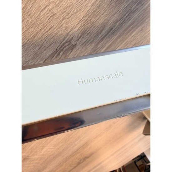 tweedehands - gebruikt - refurbished Humanscale M8 design monitorarm met crossbar voor 2 monitoren wit gepolijst bolt trough bladbevestiging Monitorarmen