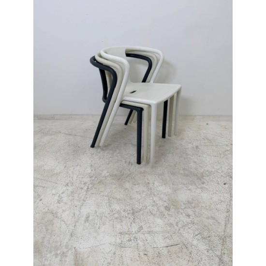 tweedehands - gebruikt - refurbished Magis Air armchair stapelbare stoel in zeer goede staat Kantinestoelen