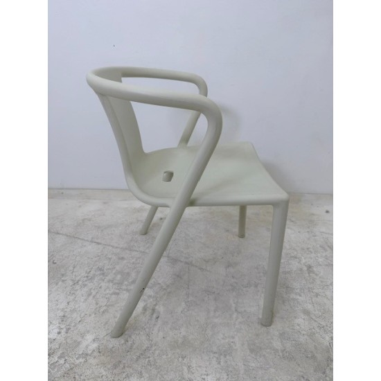 tweedehands - gebruikt - refurbished Magis Air armchair stapelbare stoel in zeer goede staat Kantinestoelen