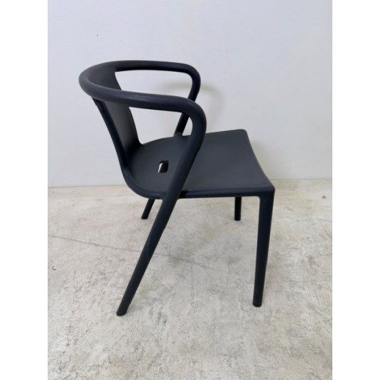 tweedehands - gebruikt - refurbished Magis Air armchair stapelbare stoel in zeer goede staat Kantinestoelen