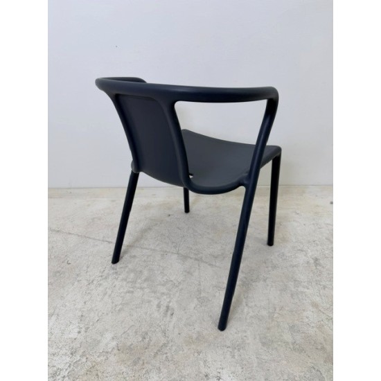 tweedehands - gebruikt - refurbished Magis Air armchair stapelbare stoel in zeer goede staat Kantinestoelen