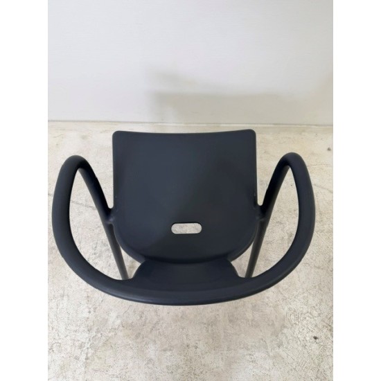 tweedehands - gebruikt - refurbished Magis Air armchair stapelbare stoel in zeer goede staat Kantinestoelen
