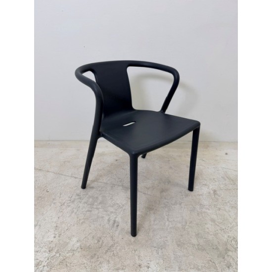 tweedehands - gebruikt - refurbished Magis Air armchair stapelbare stoel in zeer goede staat Kantinestoelen