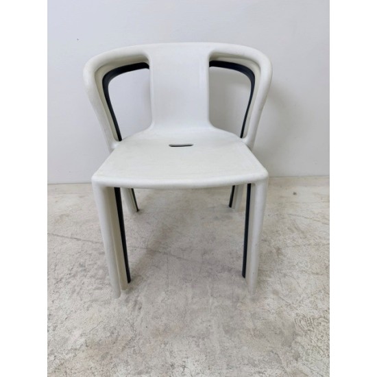 tweedehands - gebruikt - refurbished Magis Air armchair stapelbare stoel in zeer goede staat Kantinestoelen