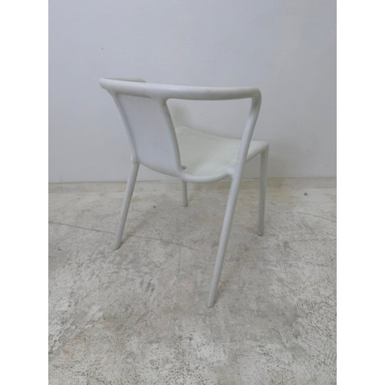 tweedehands - gebruikt - refurbished Magis Air armchair stapelbare stoel in zeer goede staat Kantinestoelen