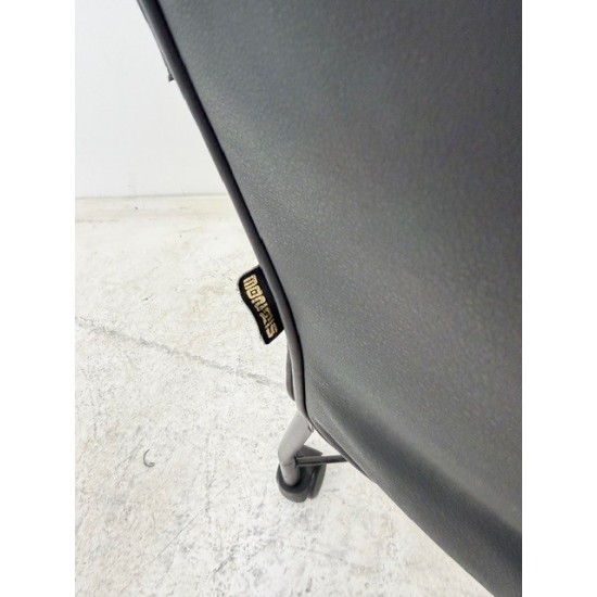 tweedehands - gebruikt - refurbished Montis Chaplin Armchair black leather wheels Chairs 4 legs