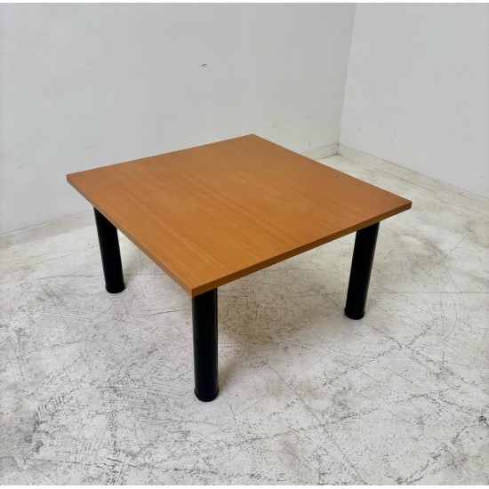 tweedehands - gebruikt - refurbished Coffeetable vierkant blad met zwarte kolompoten Bijzettafel