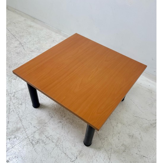 tweedehands - gebruikt - refurbished Coffeetable vierkant blad met zwarte kolompoten Bijzettafel