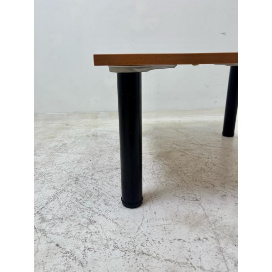 tweedehands - gebruikt - refurbished Coffeetable vierkant blad met zwarte kolompoten Bijzettafel