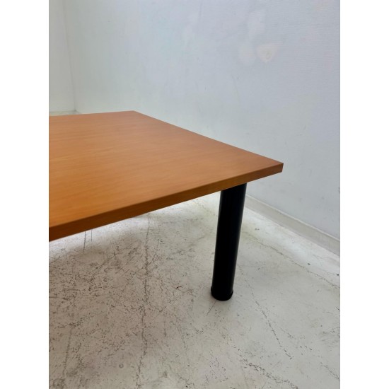 tweedehands - gebruikt - refurbished Coffeetable vierkant blad met zwarte kolompoten Bijzettafel