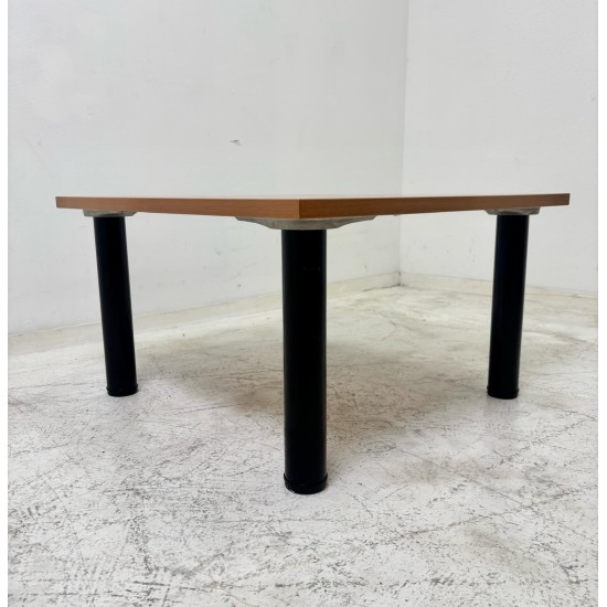 tweedehands - gebruikt - refurbished Coffeetable vierkant blad met zwarte kolompoten Bijzettafel