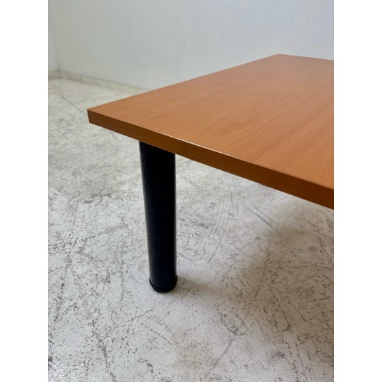 tweedehands - gebruikt - refurbished Coffeetable vierkant blad met zwarte kolompoten Bijzettafel