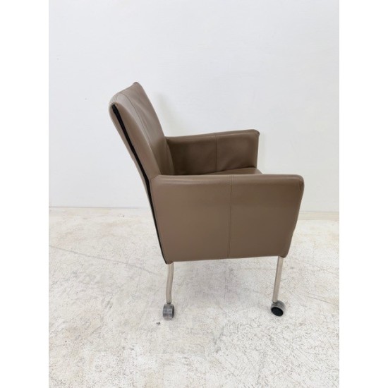 tweedehands - gebruikt - refurbished Leather armchair on wheels for hard floors, delivery color Chairs 4 legs