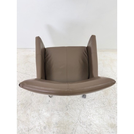 tweedehands - gebruikt - refurbished Leather armchair on wheels for hard floors, delivery color Chairs 4 legs