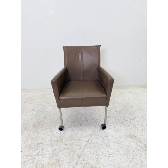 tweedehands - gebruikt - refurbished Leather armchair on wheels for hard floors, delivery color Chairs 4 legs
