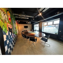 Maatwerk design vergadertafel ellips met matglas inleg 12 personen 