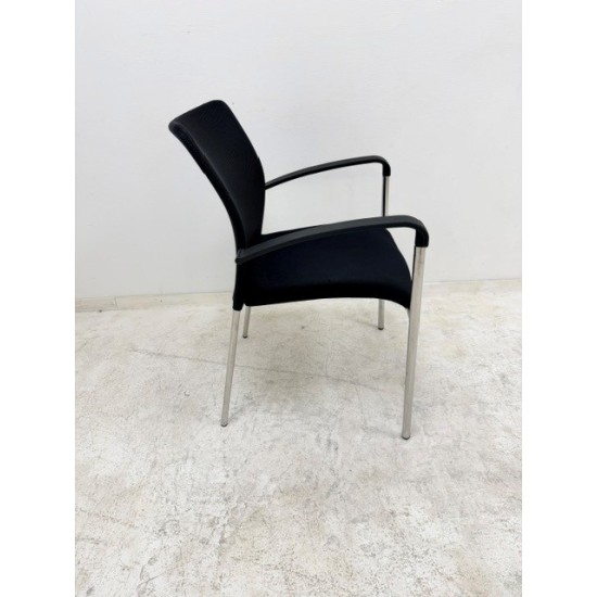 tweedehands - gebruikt - refurbished Stapelbare 4-poot bezoekersstoel met armleuningen zwart 4-poot stoelen