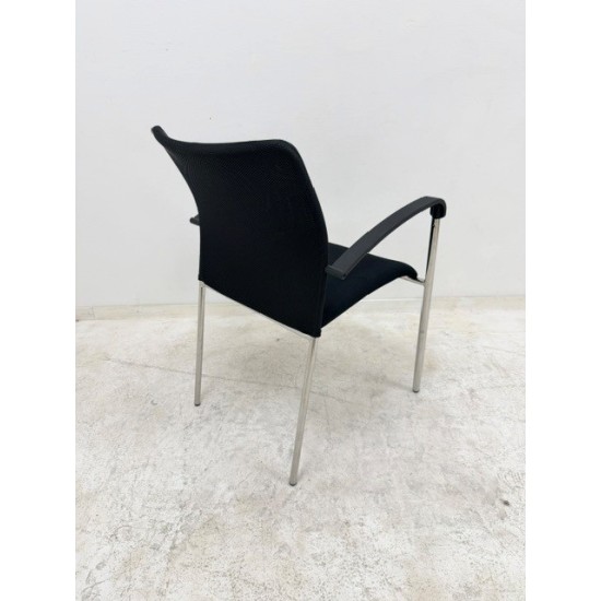 tweedehands - gebruikt - refurbished Stapelbare 4-poot bezoekersstoel met armleuningen zwart 4-poot stoelen