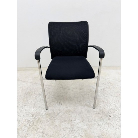 tweedehands - gebruikt - refurbished Stapelbare 4-poot bezoekersstoel met armleuningen zwart 4-poot stoelen