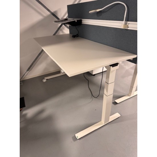 tweedehands - gebruikt - refurbished Palmberg Crew zit-sta bureau wit showroommodel Electrisch verstelbare bureaus