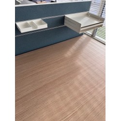 Palmberg Crew zit-sta bureau wit showroommodel