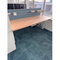 Palmberg Crew zit-sta bureau wit showroommodel