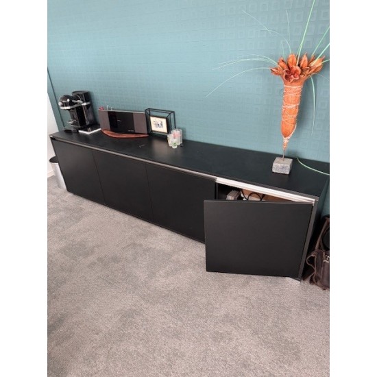 tweedehands gebruikt refurbished Design cabinet Palmberg Select sideboard cabinet, black melamine, showroommodel tweedehands - gebruikt - refurbished Palmberg Select sideboard cabinet, black melamine, showroommodel Design cabinet