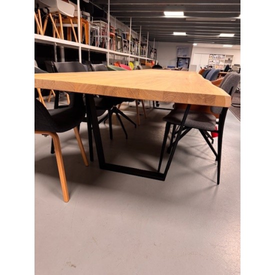tweedehands gebruikt refurbished Dining room table Spoinq Tree Trunk Table 400x100cm Showroom model tweedehands - gebruikt - refurbished Spoinq Tree Trunk Table 400x100cm Showroom model Dining room table