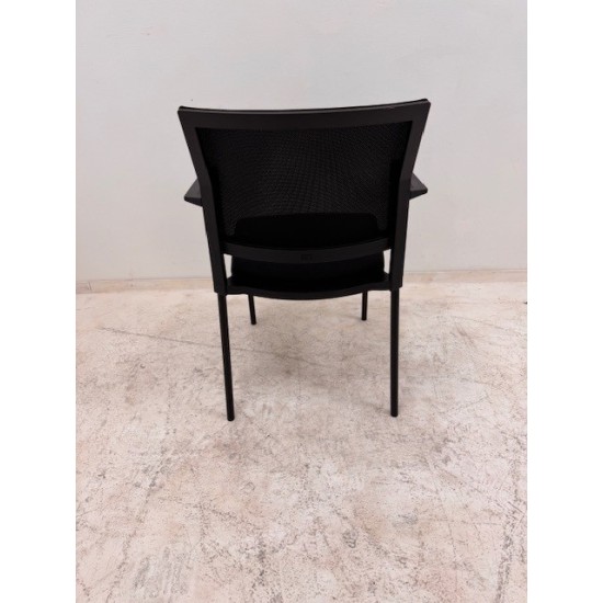 tweedehands gebruikt refurbished Kantinestoelen Viasit Impulse netweave 5211 4pootstoel armleuningen zwart tweedehands - gebruikt - refurbished Viasit Impulse netweave 5211 4pootstoel armleuningen zwart Kantinestoelen