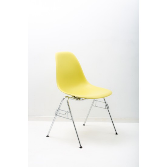 tweedehands gebruikt refurbished Kuipstoelen Vitra Eames Plastic Side Chair DSS-N Stoel tweedehands - gebruikt - refurbished Vitra Eames Plastic Side Chair DSS-N Stoel Kuipstoelen