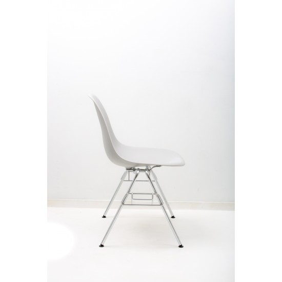 tweedehands gebruikt refurbished Kuipstoelen Vitra Eames Plastic Side Chair DSS-N Stoel tweedehands - gebruikt - refurbished Vitra Eames Plastic Side Chair DSS-N Stoel Kuipstoelen