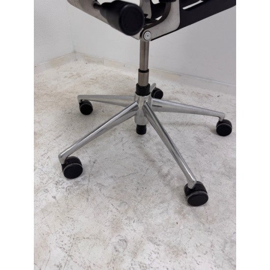 tweedehands - gebruikt - refurbished Vitra MedaPro + Bureaustoel met mesh rugleuning Bureaustoelen