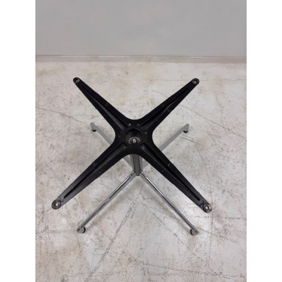 tweedehands gebruikt refurbished Eetkamertafel Vitra Eames Segmented Dining Table Rond 120/130 tweedehands - gebruikt - refurbished Vitra Eames Segmented Dining Table Rond 120/130 Eetkamertafel