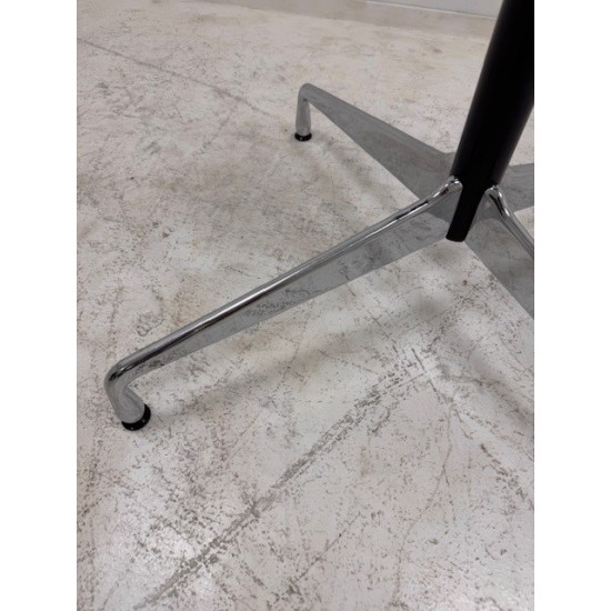 tweedehands gebruikt refurbished Eetkamertafel Vitra Eames Segmented Dining Table Rond 120/130 tweedehands - gebruikt - refurbished Vitra Eames Segmented Dining Table Rond 120/130 Eetkamertafel