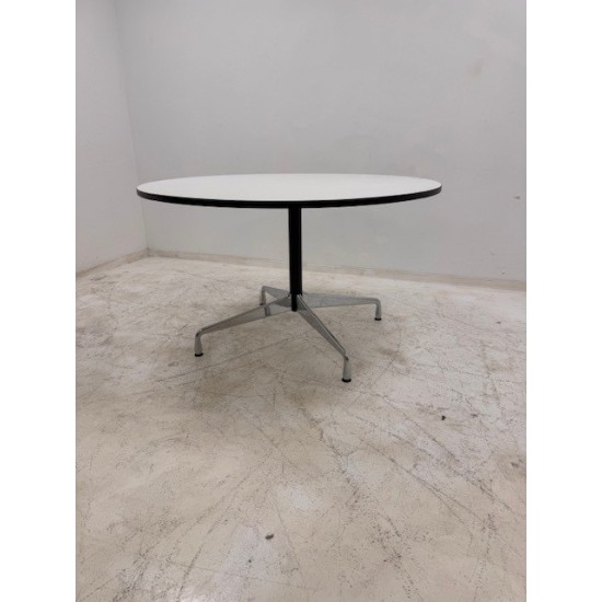 tweedehands gebruikt refurbished Eetkamertafel Vitra Eames Segmented Dining Table Rond 120/130 tweedehands - gebruikt - refurbished Vitra Eames Segmented Dining Table Rond 120/130 Eetkamertafel