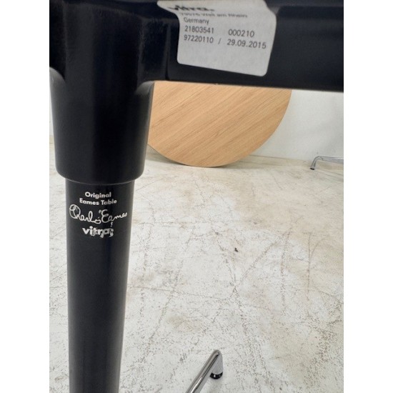 tweedehands gebruikt refurbished Eetkamertafel Vitra Eames Contract table 100 cm rond refurbished tweedehands - gebruikt - refurbished Vitra Eames Contract table 100 cm rond refurbished Eetkamertafel