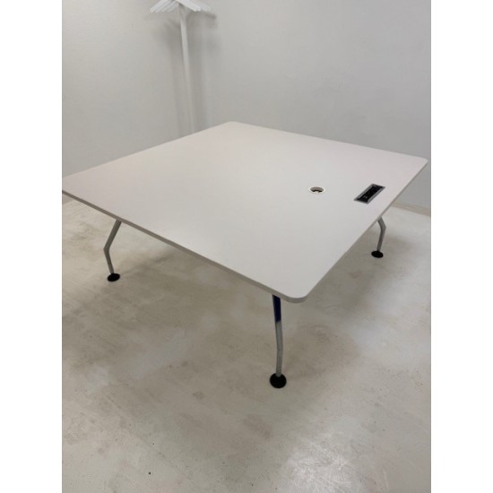 tweedehands - gebruikt - refurbished Vitra Ad Hoc design table used 160x160 white Conference table