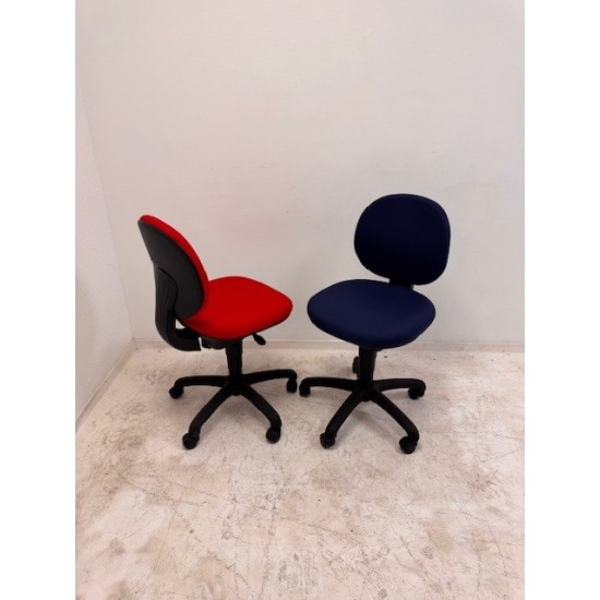 tweedehands - gebruikt - refurbished Wize Sale thuiswerk bureaustoel rood en donkerblauw zonder armleuningen Design bureaustoel