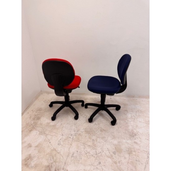 tweedehands - gebruikt - refurbished Wize Sale thuiswerk bureaustoel rood en donkerblauw zonder armleuningen Design bureaustoel