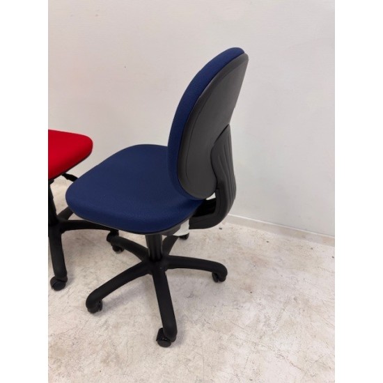 tweedehands - gebruikt - refurbished Wize Sale thuiswerk bureaustoel rood en donkerblauw zonder armleuningen Design bureaustoel