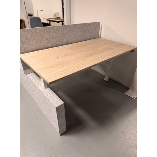 tweedehands gebruikt refurbished showroom desks Wize Stream duo electric sit-stand desk with felt side panels and partition wall showroom model 160x80cm tweedehands - gebruikt - refurbished Wize Stream duo electric sit-stand desk with felt side panels and partition wall showroom model 160x80cm showroom desks