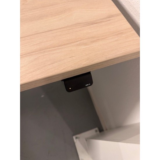 tweedehands gebruikt refurbished showroom desks Wize Stream duo electric sit-stand desk with felt side panels and partition wall showroom model 160x80cm tweedehands - gebruikt - refurbished Wize Stream duo electric sit-stand desk with felt side panels and partition wall showroom model 160x80cm showroom desks