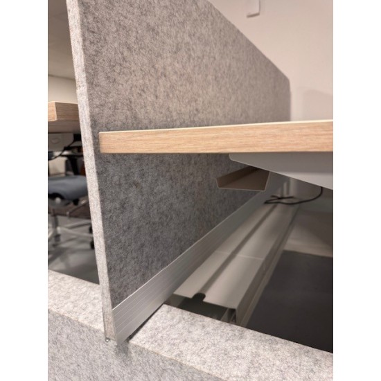 tweedehands gebruikt refurbished showroom desks Wize Stream duo electric sit-stand desk with felt side panels and partition wall showroom model 160x80cm tweedehands - gebruikt - refurbished Wize Stream duo electric sit-stand desk with felt side panels and partition wall showroom model 160x80cm showroom desks