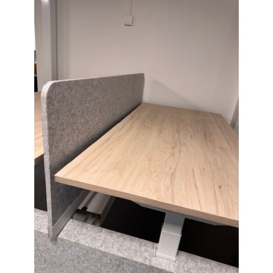 tweedehands gebruikt refurbished showroom desks Wize Stream duo electric sit-stand desk with felt side panels and partition wall showroom model 160x80cm tweedehands - gebruikt - refurbished Wize Stream duo electric sit-stand desk with felt side panels and partition wall showroom model 160x80cm showroom desks