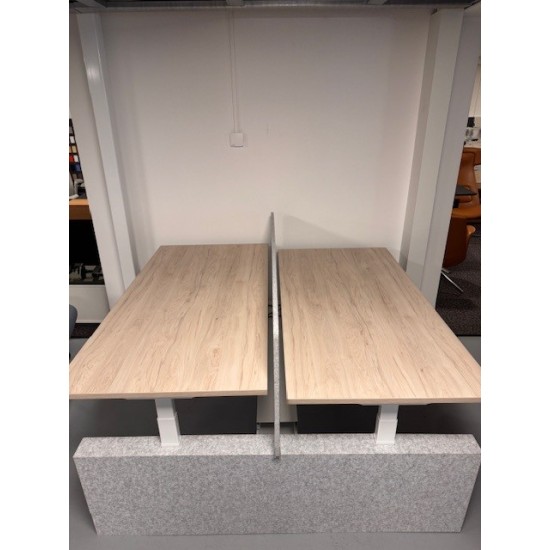 tweedehands gebruikt refurbished showroom desks Wize Stream duo electric sit-stand desk with felt side panels and partition wall showroom model 160x80cm tweedehands - gebruikt - refurbished Wize Stream duo electric sit-stand desk with felt side panels and partition wall showroom model 160x80cm showroom desks
